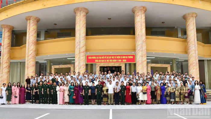 Các đại biểu chụp ảnh lưu niệm. (Ảnh: TUẤN DŨNG)
