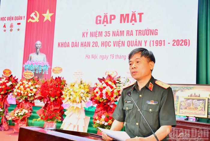  Thiếu tướng, Phó Giáo sư, Tiến sĩ Trần Ngọc Tuấn, Phó Giám đốc Học viện Quân y phát biểu chúc mừng. (Ảnh: TUẤN DŨNG)﻿ 