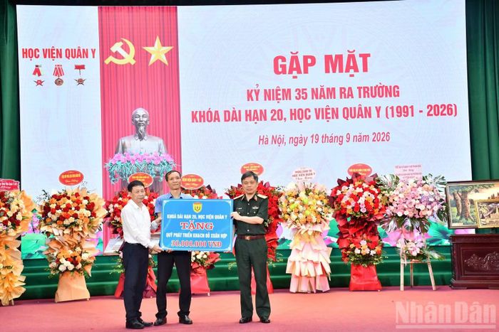 Đại diện Khóa 20 tặng quà cho Quỹ Phát triển Khoa học và Công nghệ Đỗ Xuân Hợp của Học viện Quân y. (Ảnh: TUẤN DŨNG)
