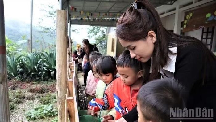100% học sinh Điểm trường Xốp Cháo, Trường mầm non Lượng Minh, lòng hồ Thủy điện Bản Vẽ là con em người dân tộc Khơ Mú.
