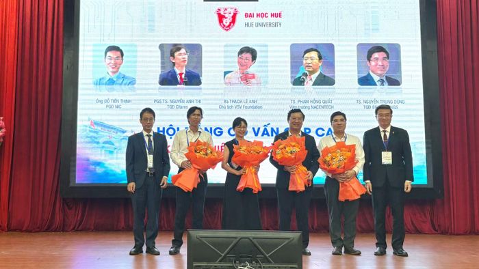 Giáo sư, Tiến sĩ, Bác sĩ Nguyễn Vũ Quốc Huy, Quyền Giám đốc Đại học Huế và Giáo sư, Tiến sĩ Trần Đăng Hòa, Phó Giám đốc Đại học Huế tặng hoa các thành viên Hội đồng cố vấn cấp cao về khởi nghiệp đổi mới sáng tạo của Đại học Huế.