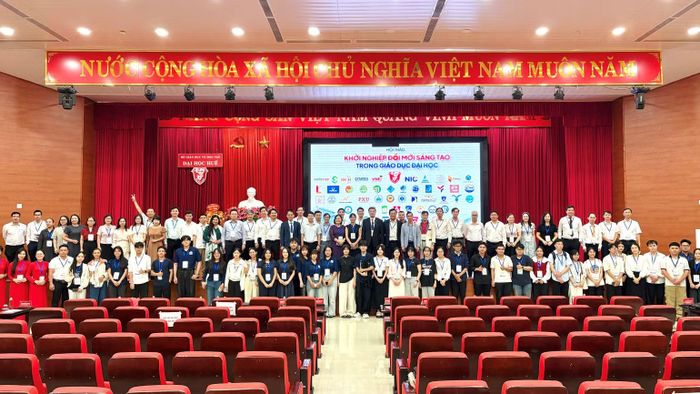 Các đại biểu chụp ảnh lưu niệm.