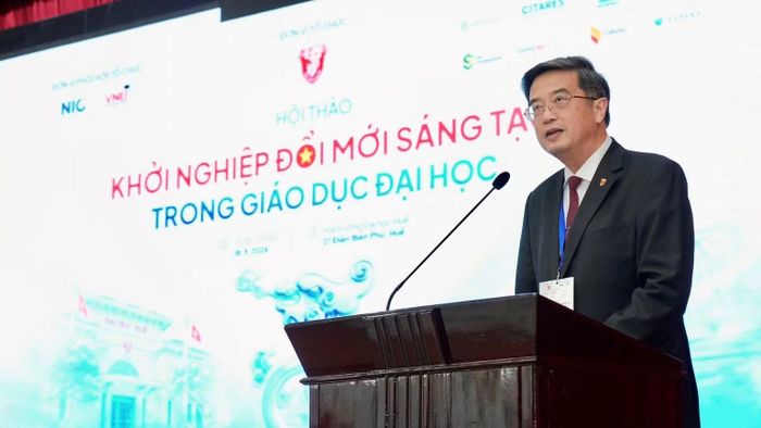 Giáo sư, Tiến sĩ, Bác sĩ Nguyễn Vũ Quốc Huy, Quyền Giám đốc Đại học Huế phát biểu khai mạc hội thảo.