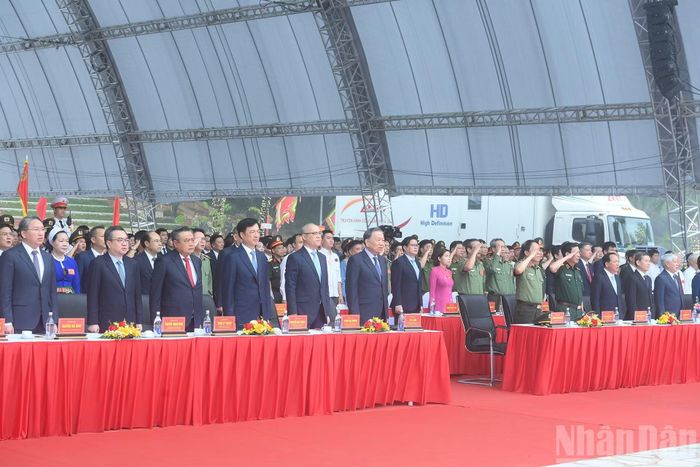 Tổng Bí thư, Chủ tịch nước Tô Lâm và các đại biểu thực hiện nghi thức chào cờ tại lễ kỷ niệm.