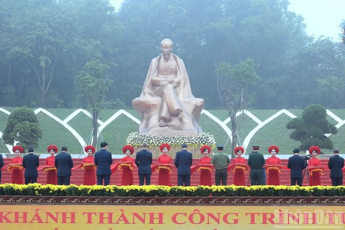 Tổng Bí thư, Chủ tịch nước Tô Lâm và các đại biểu thực hiện nghi thức khánh thành Tượng đài “Bác Hồ với ngày hội non sông”.