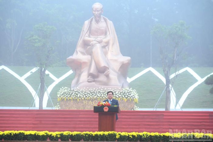 Chủ tịch Ủy ban nhân dân tỉnh Phú Thọ Trần Duy Đông trình bày diễn văn tại lễ kỷ niệm.