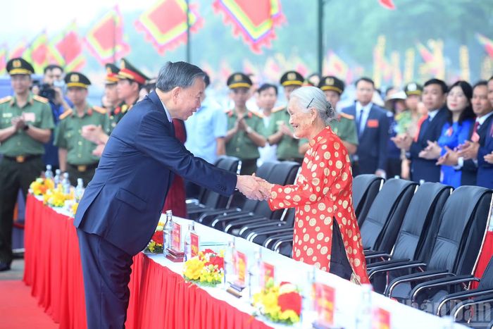 Tổng Bí thư, Chủ tịch nước Tô Lâm với Bà mẹ Việt Nam Anh hùng dự lễ kỷ niệm.