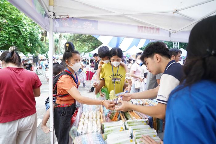 Trao quà cho các bệnh nhi nằm điều trị nội trú.