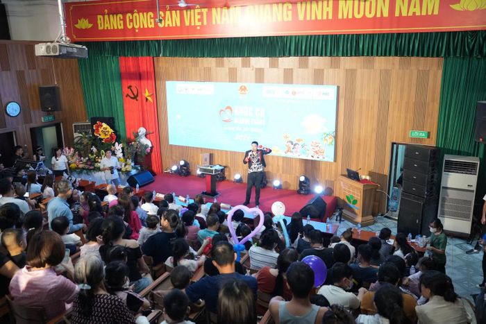 Tiết mục ảo thuật thu hút các em nhỏ.
