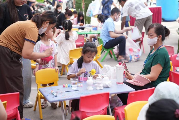 Các em nhỏ háo hức tại khu vui chơi.