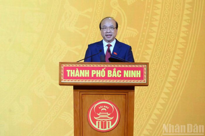 Đồng chí Phan Chí Hiếu, Ủy viên Trung ương Đảng, Ủy viên Ủy ban Thường vụ Quốc hội, Chủ nhiệm Ủy ban Pháp luật và Tư pháp của Quốc hội công bố Nghị quyết số 39/2026/QH16 của Quốc hội về việc thành lập thành phố Bắc Ninh.