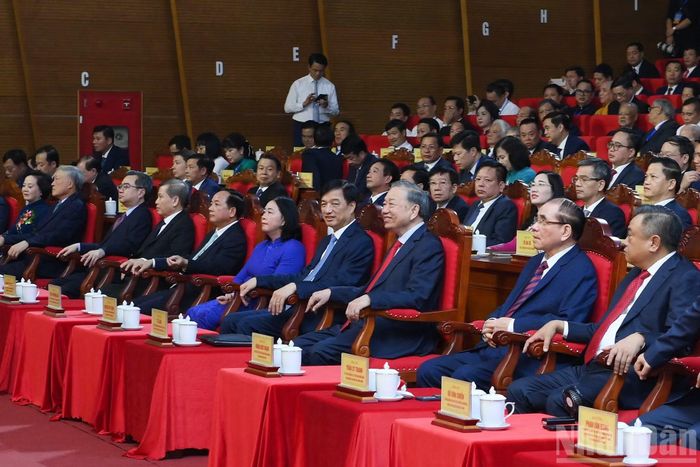 Tổng Bí thư, Chủ tịch nước Tô Lâm và các đại biểu dự Lễ công bố Nghị quyết của Quốc hội về việc thành lập thành phố Bắc Ninh và đón nhận Huân chương Lao động hạng Nhất.
