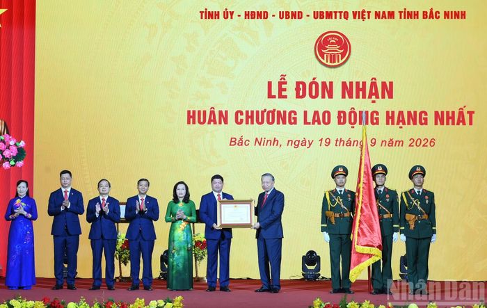 Tổng Bí thư, Chủ tịch nước Tô Lâm trao Huân chương Lao động hạng Nhất tặng Đảng bộ, chính quyền và nhân dân thành phố Bắc Ninh.