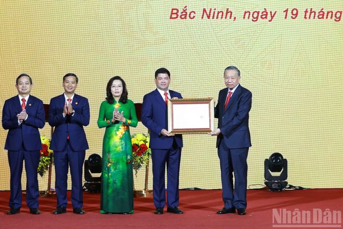 Tổng Bí thư, Chủ tịch nước Tô Lâm trao Nghị quyết của Quốc hội về việc thành lập thành phố Bắc Ninh cho lãnh đạo thành phố Bắc Ninh.
