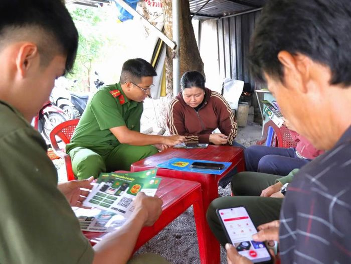 Công an xã Long Điền hướng dẫn người dân thao tác các thủ tục hành chính trên các ứng dụng. (Ảnh: Cộng tác viên)