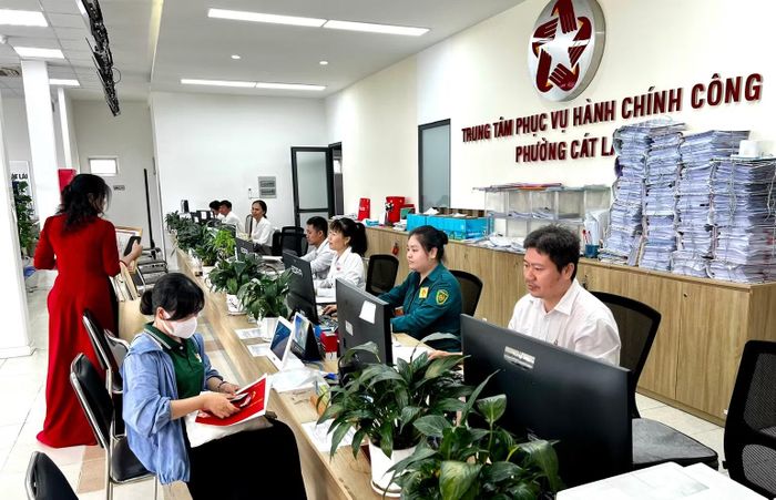 Người dân thực hiện thủ tục hành chính tại Trung tâm Phục vụ hành chính công phường Cát Lái. (Ảnh: Quang Quý)