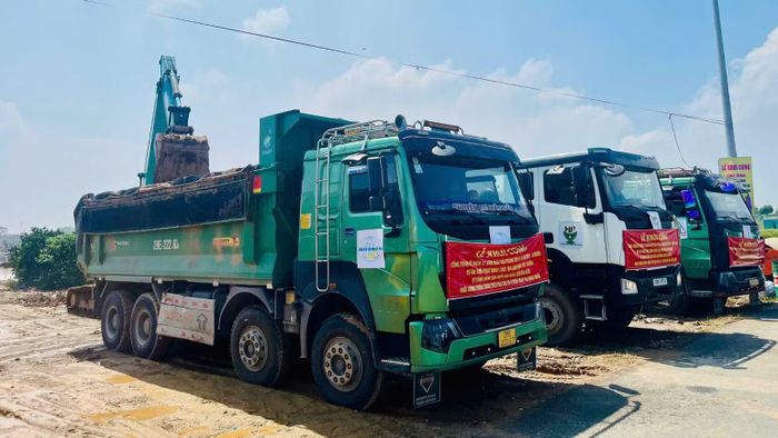 Các phương tiện, máy móc sẵn sàng thi công tại lễ khởi công Dự án khôi phục dòng chảy, tạo cảnh quan môi trường trên địa bàn xã Ô Diên. (Ảnh: DIỆU THƯƠNG)