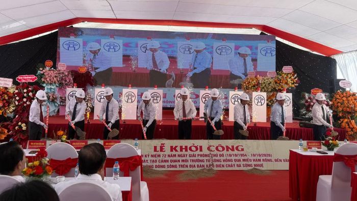 Các đại biểu thực hiện nghi thức động thổ, khởi công dự án khôi phục dòng chảy, tạo cảnh quan môi trường trên địa bàn xã Ô Diên. (Ảnh: DIỆU THƯƠNG)
