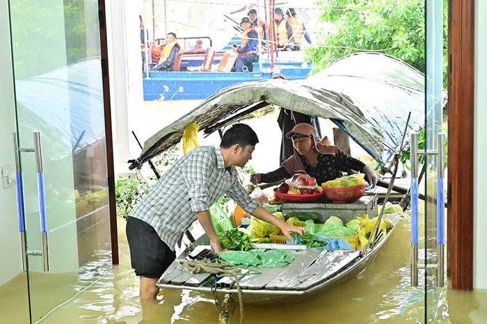 Sinh hoạt hằng ngày của các hộ dân vùng lũ vẫn được bảo đảm. (Ảnh: Ngọc Linh)