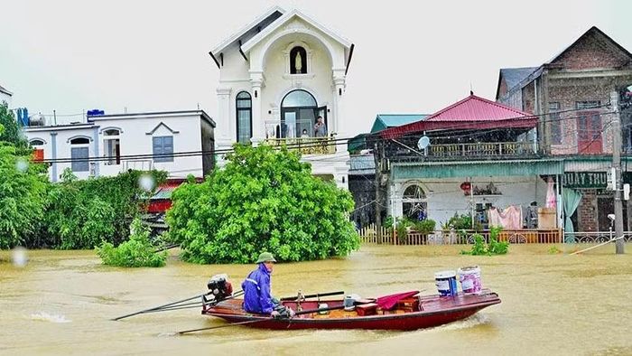 Hiện mực nước sông đã rút nhưng vẫn ở mức cao (Ảnh: Ngọc Linh)