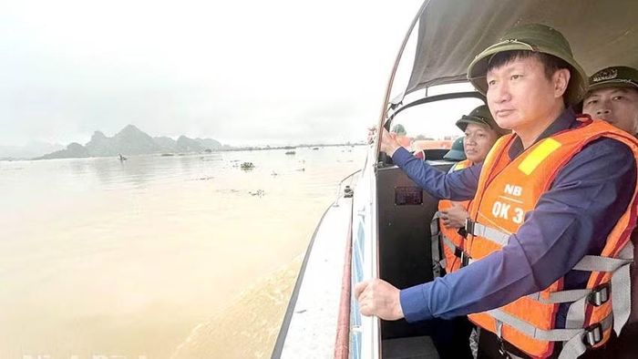 Đồng chí Trần Huy Tuấn, Bí thư Tỉnh ủy Ninh Bình kiểm tra tại vùng lũ sông Hoàng Long. (Ảnh: Anh Tuấn)