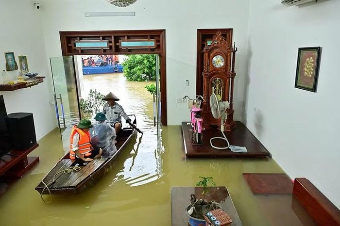 Các lực lượng đến các hộ gia đình bị ngập để hỗ trợ người dân. (Ảnh: Ngọc Linh)