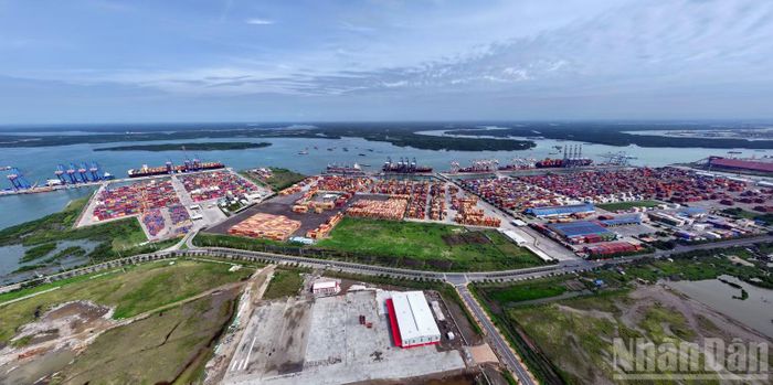 Cảng biển, đường sá, kho bãi ở Tân Phước. Phía xa xa là khu vực Cái Mép Hạ nơi có Khu thương mại tự do. (Ảnh: Doanh nghiệp cung cấp)