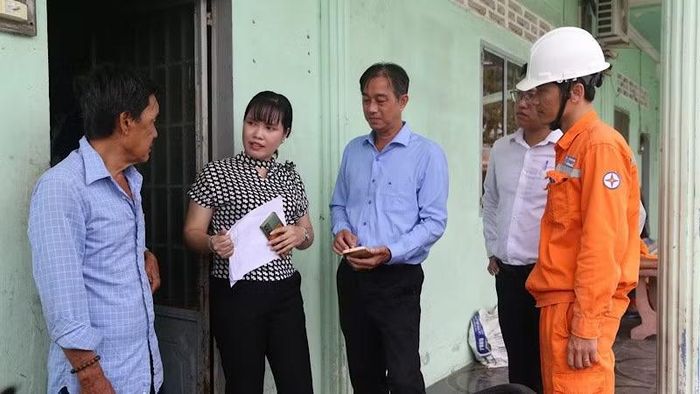 Cán bộ Công ty Điện lực Cần Thơ giải đáp và hướng dẫn người thuê trọ cách tính giá điện. (Ảnh: AN DUY)