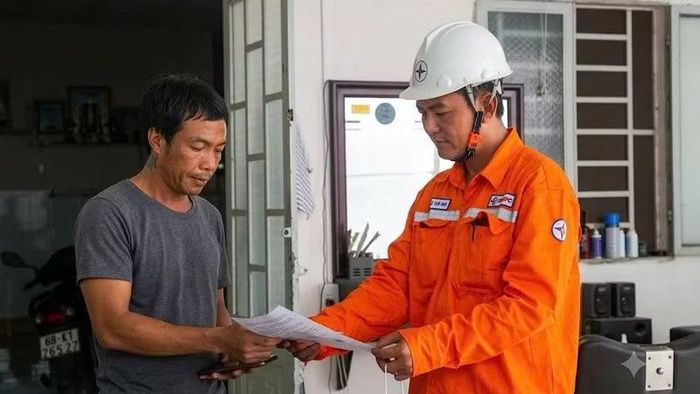 Nhân viên Công ty Điện lực Cần Thơ Cần Thơ hướng dẫn người dân sử dụng điện an toàn, tiết kiệm. (Ảnh: AN DUY)