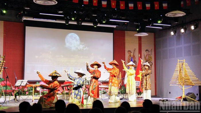 Tiết mục múa: Sắc màu Cố Đô. (Ảnh: TRUNG HƯNG)