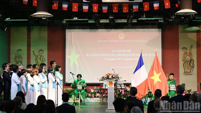 Các đại biểu, Hợp ca Quê hương và dàn nhạc cùng hát Quốc ca Việt Nam và Pháp. (Ảnh: KHẢI HOÀN)