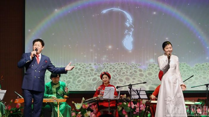 Nghệ sĩ nhân dân Trường Giang, Nghệ sĩ ưu tú Trường Bắc, ca sĩ Ngọc Hà và dàn nhạc biểu diễn tác phẩm “Hồ Chí Minh đẹp nhất tên Người”.