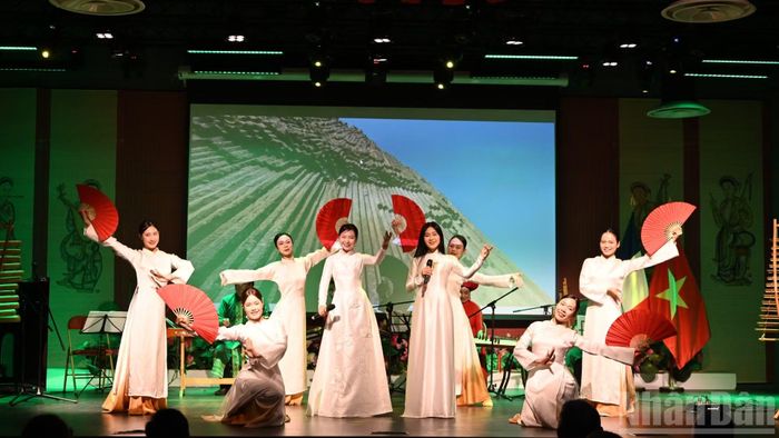 Ca sĩ Hà MyO, Ngọc Hà và tốp múa biểu diễn tiết mục “Một vòng Việt Nam” – một hành trình bằng âm nhạc giới thiệu vẻ đẹp của đất nước và con người Việt Nam. (Ảnh: TRUNG HƯNG)