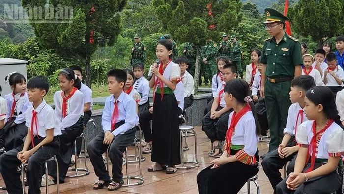 Học sinh phát biểu, trao đổi tại tiết học. (Ảnh: Mai Luận)