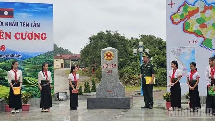 Học sinh trải nghiệm tại Cột mốc 281. (Ảnh:Mai Luận)