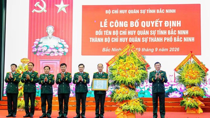 Đồng chí Trung tướng La Công Phương trao Quyết định, tặng hoa chúc mừng Bộ Chỉ huy Quân sự thành phố Bắc Ninh.