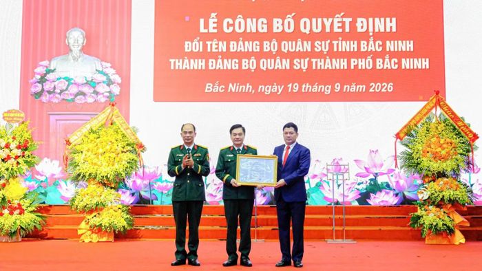 Đồng chí Nguyễn Hồng Thái, Bí thư Thành ủy Bắc Ninh trao Quyết định đổi tên Đảng ủy Quân sự tỉnh Bắc Ninh thành Đảng ủy Quân sự thành phố Bắc Ninh.