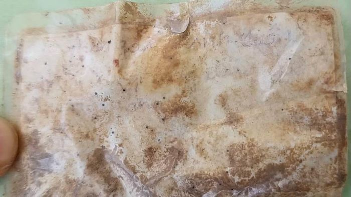Trong số di vật tìm được có một miếng nhựa được ghi bằng bút bi chữ “Anh Luân”, dòng dưới có chữ At, đóng quân... (Ảnh: Quốc Khánh)