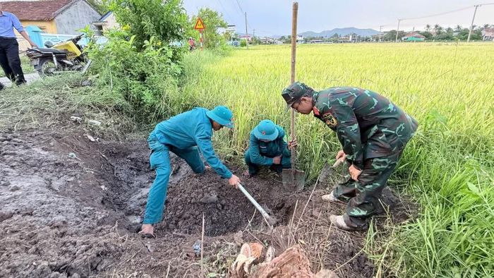  Ban Chỉ huy Quân sự xã Sơn Thành và Đội K51 đã tiến hành quy tập hài cốt liệt sĩ. (Ảnh: Quốc Khánh) 