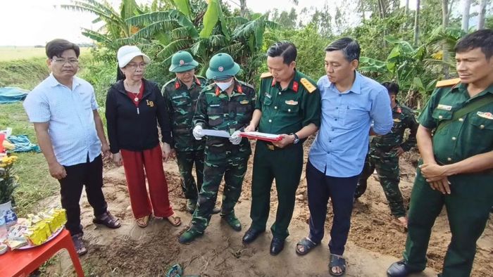 Từ ký ức của bà Trịnh Thị Vân, Ban Chỉ huy Quân sự xã Sơn Thành và Đội K51 đã tiến hành quy tập hài cốt liệt sĩ. (Ảnh: Quốc Khánh)