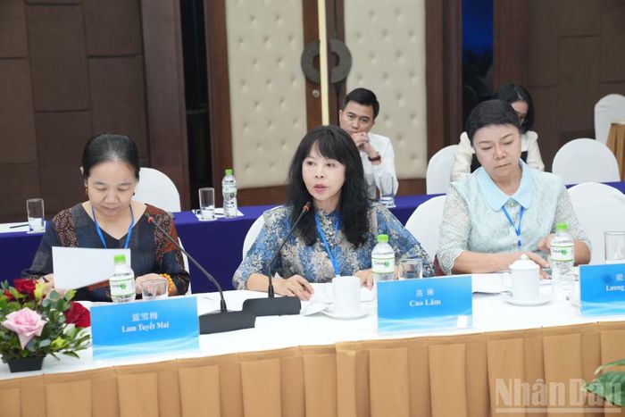 Đại diện Hiệp hội du lịch Quảng Tây, Trung Quốc trao đổi tại Hội đàm. (Ảnh: QUỐC ĐẠT)