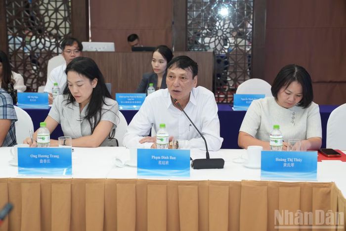 Đại diện doanh nghiệp lữ hành phía Việt Nam trao đổi tại Hội đàm. (Ảnh: QUỐC ĐẠT)
