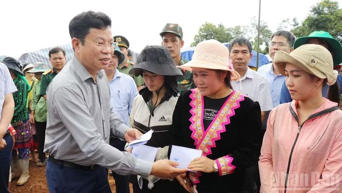 Phó Bí thư Tỉnh ủy, Chủ tịch Hội đồng nhân dân tỉnh Lâm Đồng Lưu Văn Trung cùng đoàn công tác trao quà hỗ trợ người dân vùng ảnh hưởng.