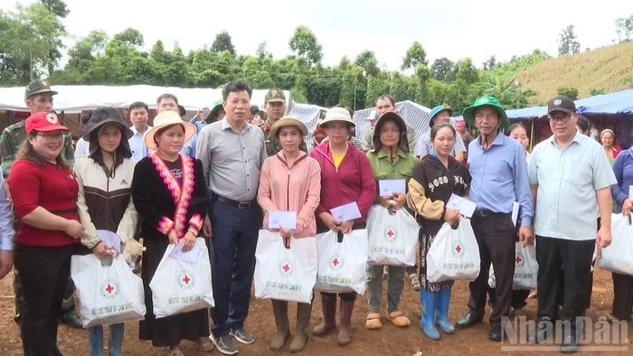 Phó Bí thư Tỉnh ủy, Chủ tịch Hội đồng nhân dân tỉnh Lâm Đồng Lưu Văn Trung và đoàn công tác trao quà của tỉnh cho người dân vùng ảnh hưởng.