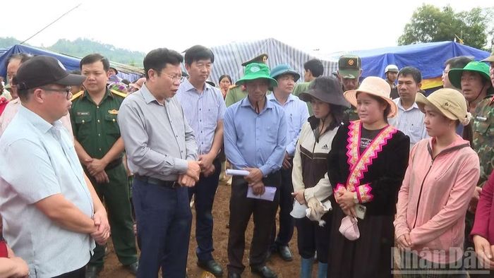 Đoàn công tác trao đổi, nắm bắt tâm tư nguyện vọng của người dân để có hướng chỉ đạo khắc phục lâu dài.
