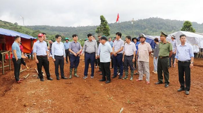 Phó Bí thư Tỉnh ủy, Chủ tịch Hội đồng nhân dân tỉnh Lâm Đồng Lưu Văn Trung cùng đoàn công tác thăm và kiểm tra tại khu tạm trú.