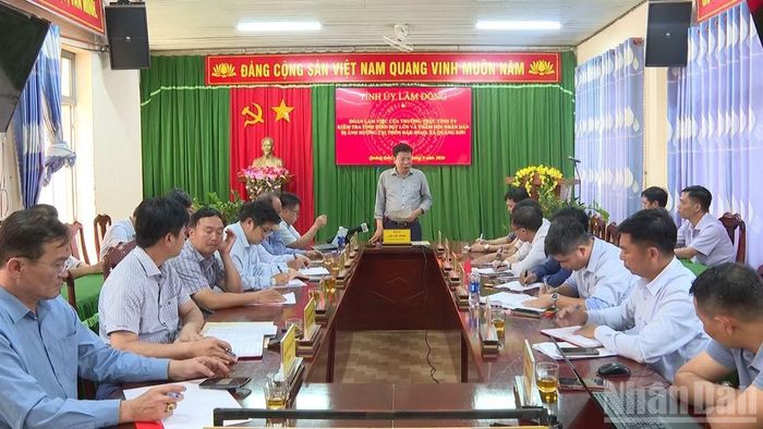 Phó Bí thư Tỉnh ủy, Chủ tịch Hội đồng nhân dân tỉnh Lâm Đồng Lưu Văn Trung phát biểu chỉ đạo tại buổi làm việc với các sở, ngành và xã Quảng Sơn sau khi kiểm tra thực tế hiện trường.