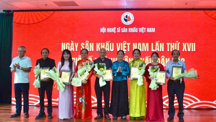 Trao Kỷ niệm chương Vì sự nghiệp Sân khấu Việt Nam cho các nghệ sĩ. (Ảnh: HOÀNG LAM)