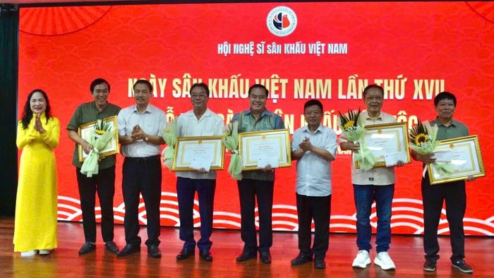 Trao Bằng khen của Liên hiệp các Hội Văn học nghệ thuật Việt Nam cho các cá nhân. (Ảnh: HOÀNG LAM)