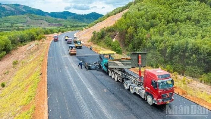 Để đáp ứng yêu cầu rút ngắn tiến độ thông xe vào cuối năm nay, toàn gói thầu đang huy động gần 600 nhân sự làm việc theo chế độ “3 ca, 4 kíp". (Ảnh: HUY VŨ)